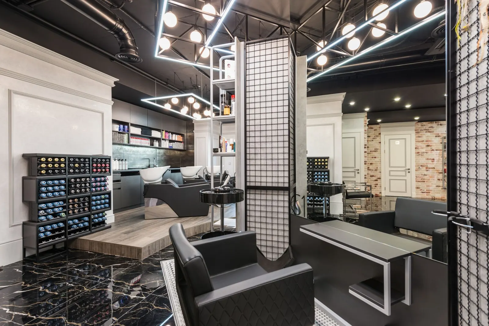 Intérieur lumineux du salon Coiffure Elle et Lui à Ribeauvillé, bacs de lavage et plantes