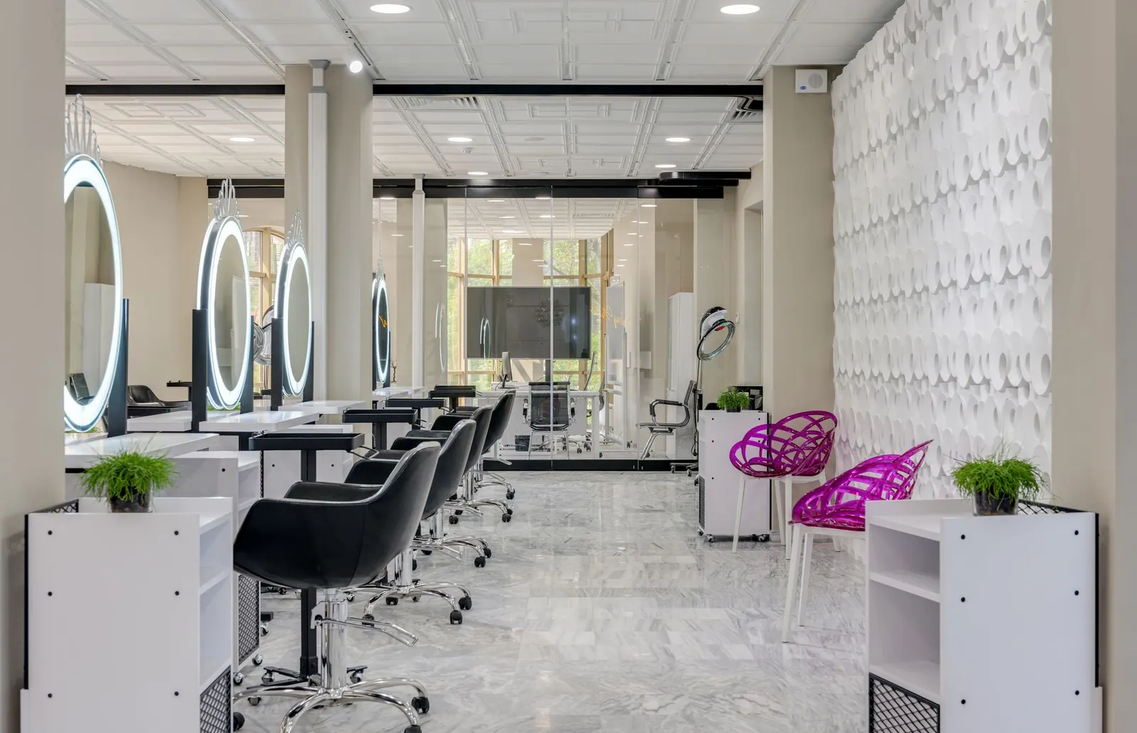Bac de lavage noir et vasque blanche dans le salon Elle et Lui