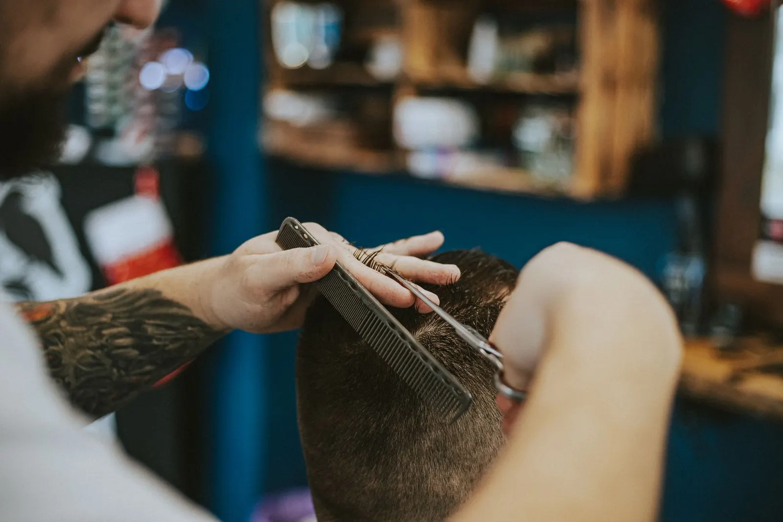 Fauteuils en cuir et bacs modernes dans le salon de coiffure